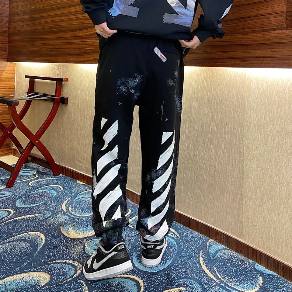 ♻️💯Refer to the model picture for the upper body❤️Examined version OFF 17FW WHITE Starry Sky Fireworks Splash Ink OW Sports Autumn and Winter Sweatpants Casual Pants for Men and Women. The firework color is obtained through contrasting printing. There are eight panels in the whole body. Seven color sets and eight panels are divided into eight printings. The first layer is gray, the second layer is white, the third layer is yellow, the fourth layer is green, the fifth layer is blue, the sixth layer is purple, the seventh layer is orange, and the last layer is arrow paint printing. The seven colors are layered on top of each other, and new colors will appear. The arrows on the back and the squares on the front are first glued and then hung four times in a row. The paint has a distinct concave and convex feeling. Quality depends on the details. The blue letters are electrostatic three-dimensional flocking. They are done separately first and then printed through high-temperature thermal transfer. The difficulty is unprecedentedly high. The total number of fireworks series produced exceeds 50,000 pieces, and more than half of the ones seen on the market are from my home!  Size: XS-L Color: Black (The waist is elastic and can be enlarged) P: 380